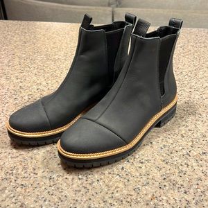 Toms Dakota black leather waterproof boot. Size 7.5 Worn once.